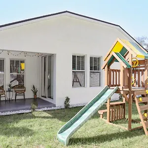 Holiday home Bohemian Escape - 7 Min To The Beach, Bbq Grill, Playground, Clearwater