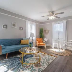 Holiday home Serene Beachy With Large Screened Porch!, Tampa