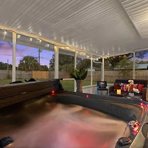 Holiday home Family-friendly With Private Hot Tub!, Lakeland