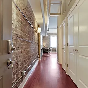downtown-loft-steps-away-from-plant-riverside.top-hotels-in-savannah.com/